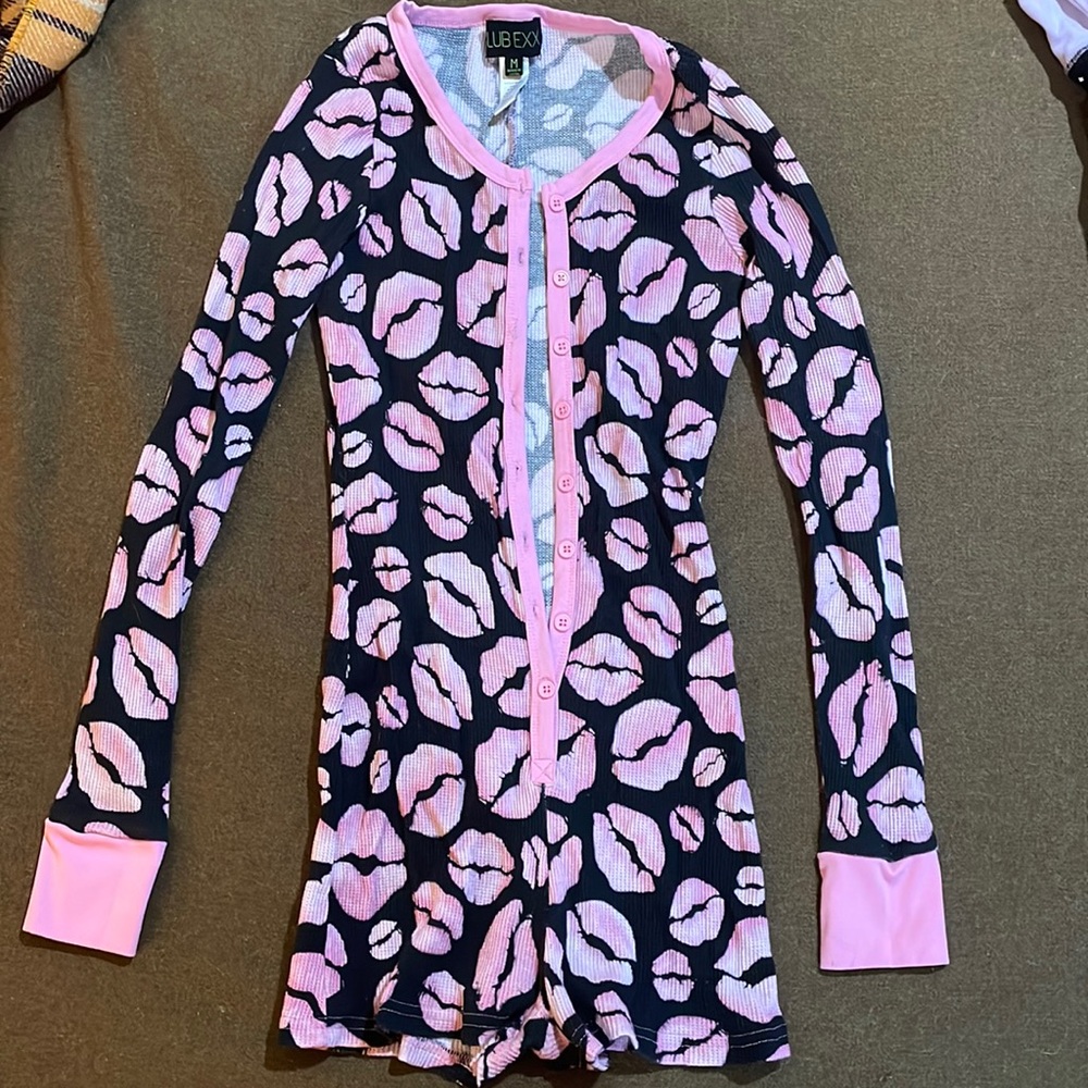 Black and pink kissy lips romper pajamas - Picture 1 of 4